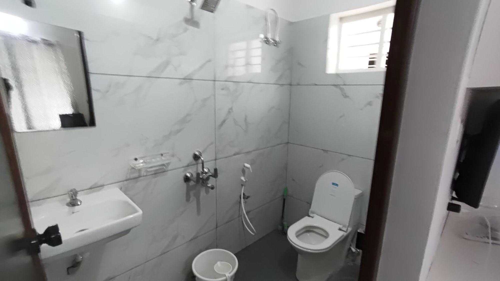 Sivasarass Rooms Thiruvananthapuram Bagian luar foto